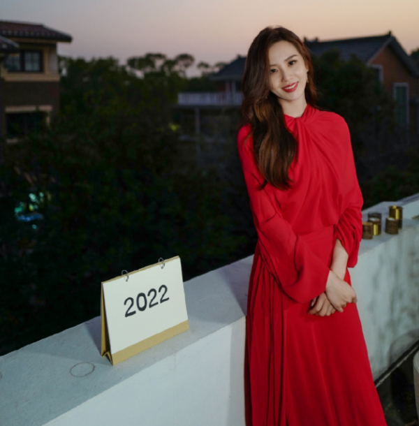 劉詩詩衣品線上!紅色連身裙清新簡約,2022年俏皮活潑不像孩子媽 劉詩詩衣品線上!紅色連身裙清新簡約,2022年俏皮活潑不像孩子媽