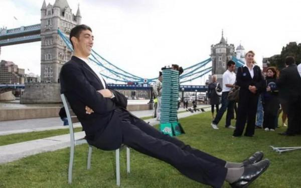 身高2.47米高的“第一高人”，渴望結婚生子，有一輛適合自己的車