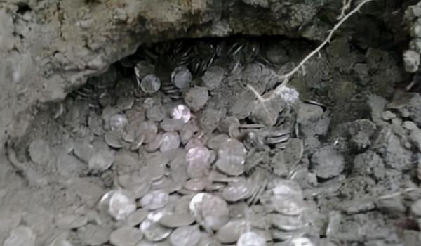 運鈔機墜毀，十萬銀圓從天而降，村民哄搶過後，結局怎麼樣？