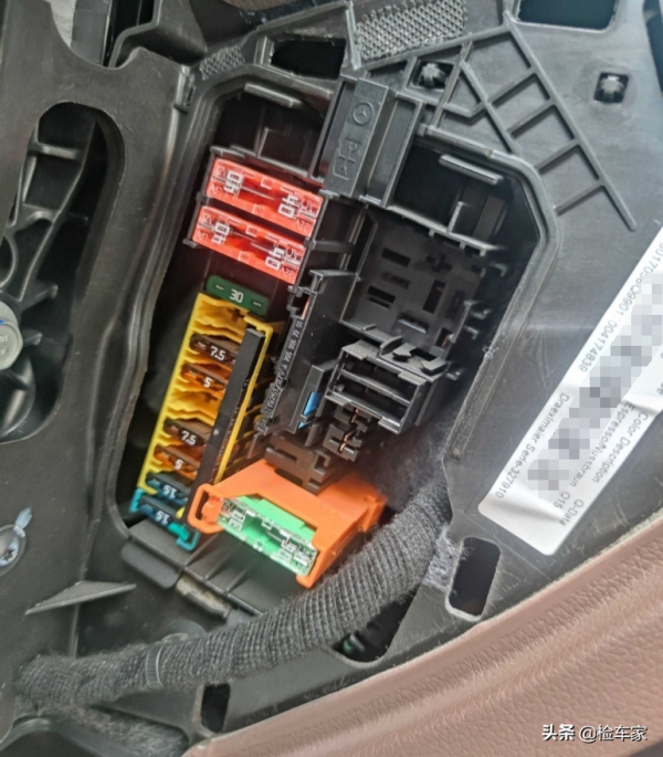 47萬喜提賓士E300，結果才開一個月就賣，檢測師：起碼虧1萬