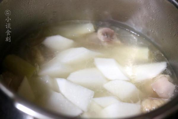 燉羊湯時，開水還是冷水下鍋？區別很大，做錯有羶味湯色不奶白
