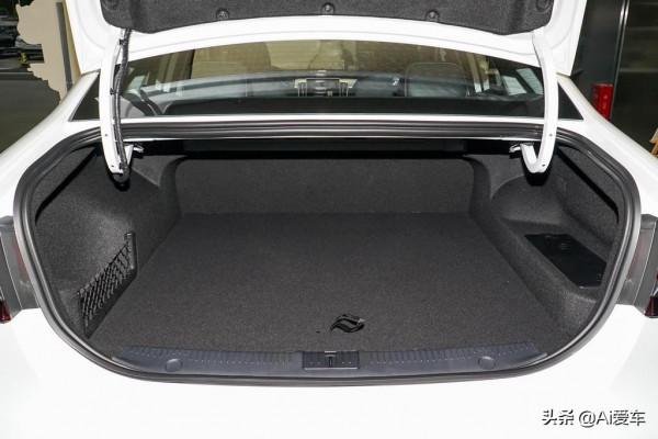 1.1L低油耗燃92號油，便宜好養大空間三廂家轎，帶你看榮威ei6 MAX