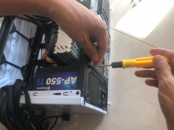 裝機必備的抗菌新方案，艾湃電競AP-550Ti，奈米光觸媒電源評測