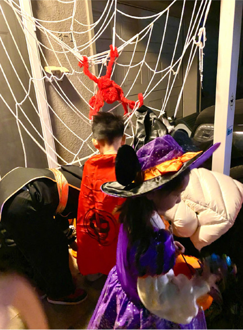 明星家庭過萬聖節:岳雲鵬用空妻子眼影,汪峰夫婦和小演員一起過 明星家庭過萬聖節:岳雲鵬用空妻子眼影,汪峰夫婦和小演員一起過