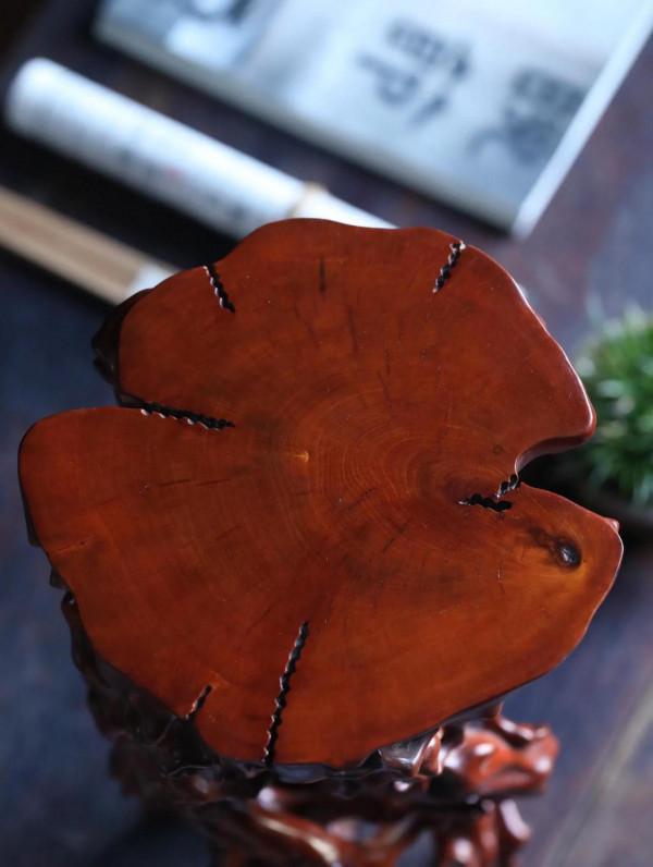 欣賞一下黃楊木做舊盤根底座琢刻隨形擺件