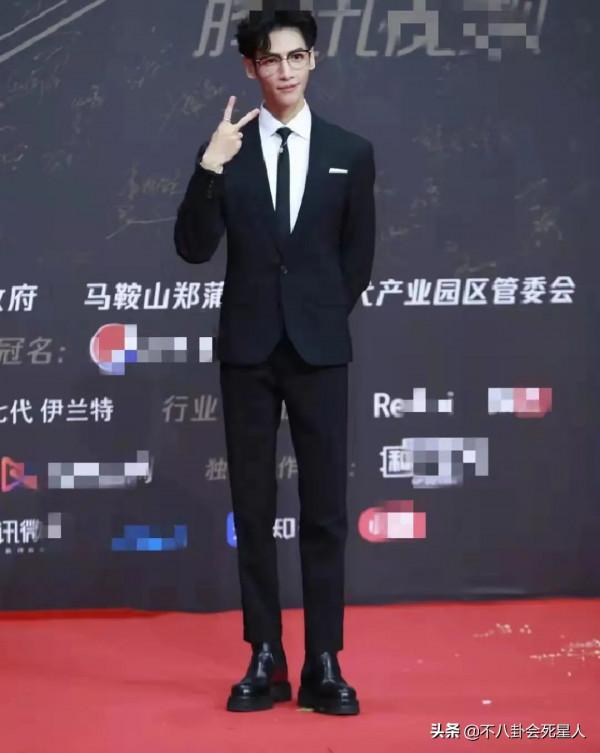 明星身高內卷太嚴重，踩恨天高走紅毯，合影狂墊腳，增高墊好明顯