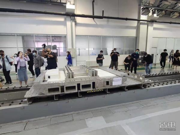 不冒煙不起火不爆炸 現場震撼體驗嵐圖電池試驗