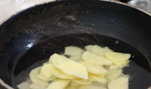 土豆最香的做法，不炒也不燉，我家一週吃6次，出鍋就掃光，解饞