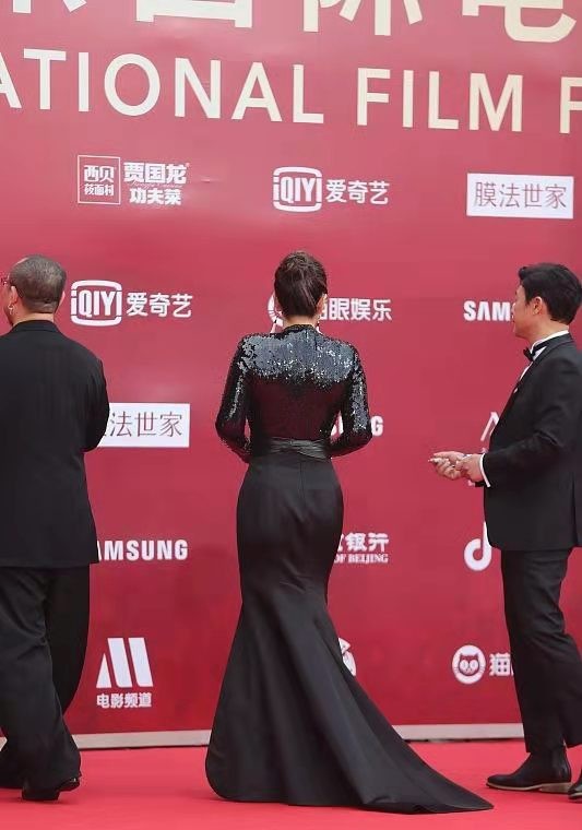 紅毯女王強勢迴歸！鞏俐一襲高腰開叉裙居C位，兩邊男神瞬間遜色