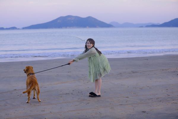 李子璇綠紗裙海邊寫真大片曝光 牽狗狗俏皮甜笑元氣滿滿 李子璇綠紗裙海邊寫真大片曝光 牽狗狗俏皮甜笑元氣滿滿