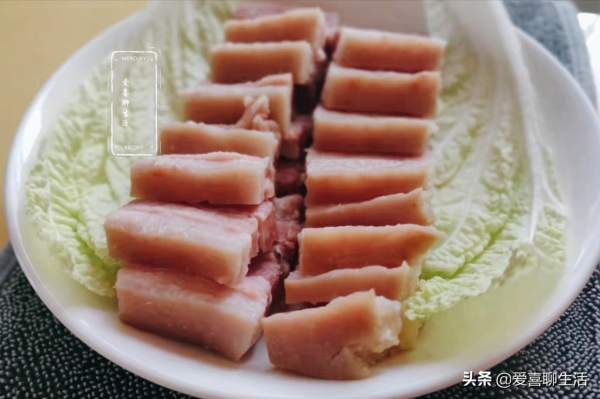 冬天，為什麼都喜歡吃這肉，因為它鹹香入味，補虛健脾還養胃護眼