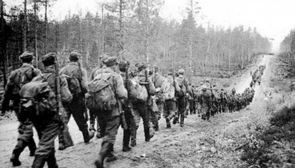 克里木戰役：蘇軍兩大集團軍圍攻登陸，德軍將領違令撤退被處決