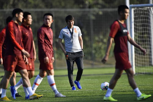 上午9點!新華社曝出爭議猛料:中國男足再遭質疑,球迷罵聲一片 上午9點!新華社曝出爭議猛料:中國男足再遭質疑,球迷罵聲一片