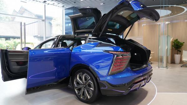 “超跑SUV”HiPhiX太科幻！翼展門對標Model X，超大三聯屏沒對手