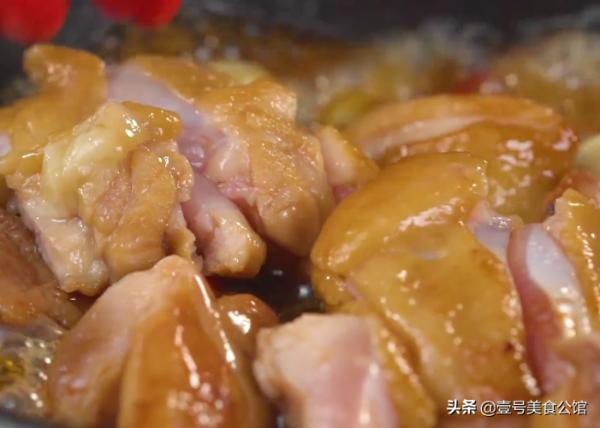 簡單好吃的蒜香滑蛋雞塊，鮮香微辣，嫩滑爽口，家人都愛吃