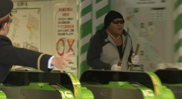 日本東京地鐵站舉行防暴演習，“兇犯”因為太逼真火了
