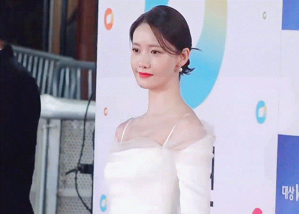 林允兒不敵文素利痛失影后，一襲白長裙走紅毯，網友直呼仙女下凡