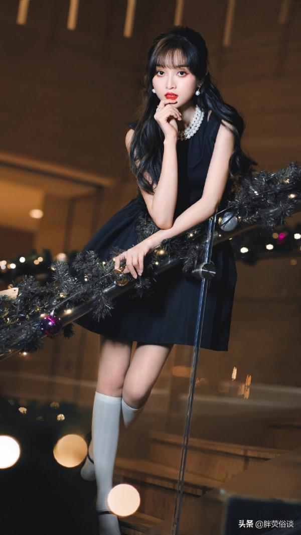 吳宣儀一身黑裙，精緻得像一個芭比娃娃美麗可愛