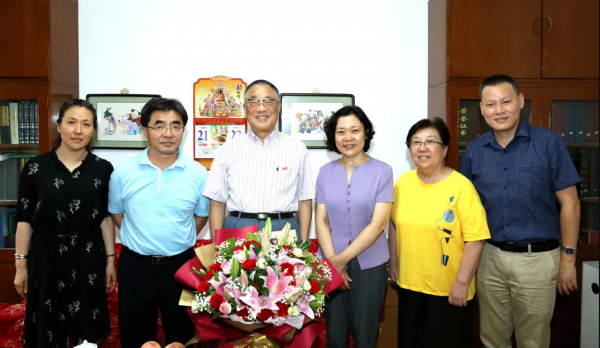 他是抗日軍人之後，從貧困縣到入職外交部，晚年設獎學金反哺家鄉