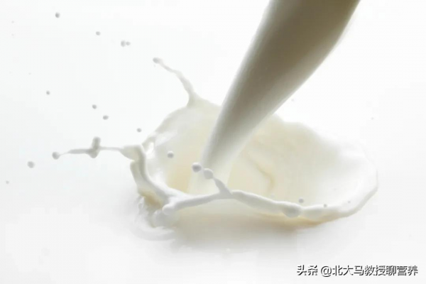 除了鈣，牛奶中的這些成分也對健康有益