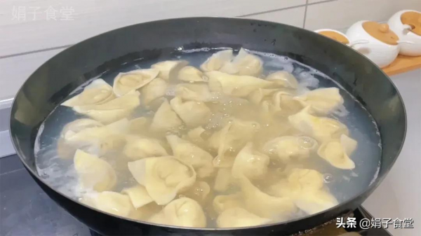 豬肉餃子好吃有竅門,調餡多加這一步,比餃子館的好吃,又鮮又香 豬肉餃子好吃有竅門,調餡多加這一步,比餃子館的好吃,又鮮又香