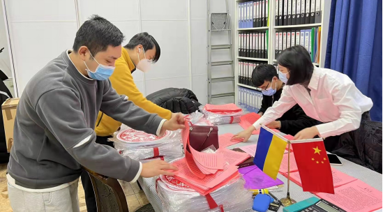 駐烏克蘭使館透過&OpenCurlyDoubleQuote;春節包&rdquo;向旅烏同胞送溫暖送吉祥