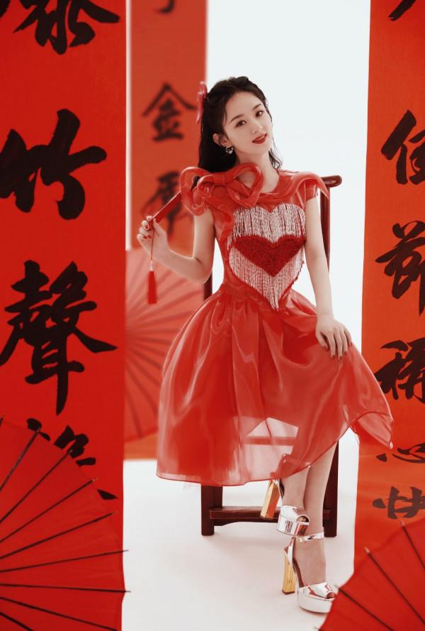 趙麗穎成春晚大贏家，再穿國貨美成&OpenCurlyDoubleQuote;央視臉&rdquo;，新造型徹底封神