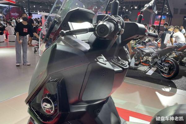 隆鑫350大綿羊的對手來了，錢江FORT350亮相，寶馬特徵同樣明顯