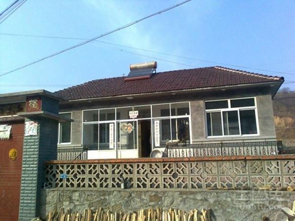 父親早逝，母親艱難地把三兄弟養大成人，各自成家後卻斷絕關係