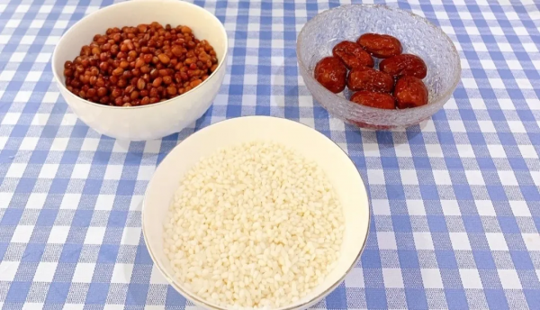 早餐吃這2紅粥，營養健康又減脂；堅持3個月後，白髮少了，氣色好