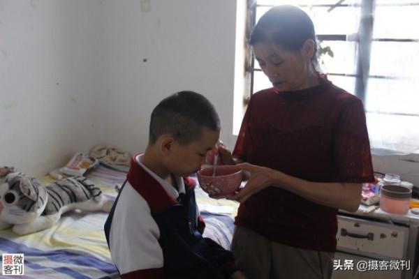 一家6口4人殘疾，兒子精神障礙離家出走，奶奶苦熬十年救孫