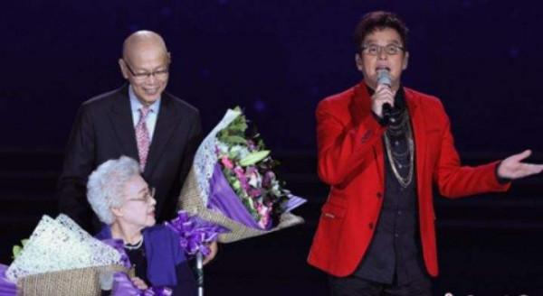 7個平均年齡71歲的港星聚會,相比之下,譚詠麟確實過得很滋潤 7個平均年齡71歲的港星聚會,相比之下,譚詠麟確實過得很滋潤