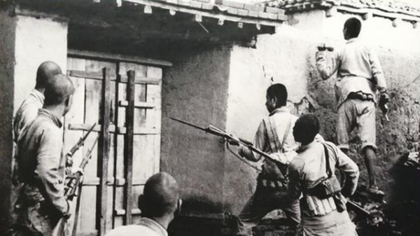 無名村遭日軍精準襲擊，300人魂斷薛莊，偵察班長竟成頭號嫌疑人