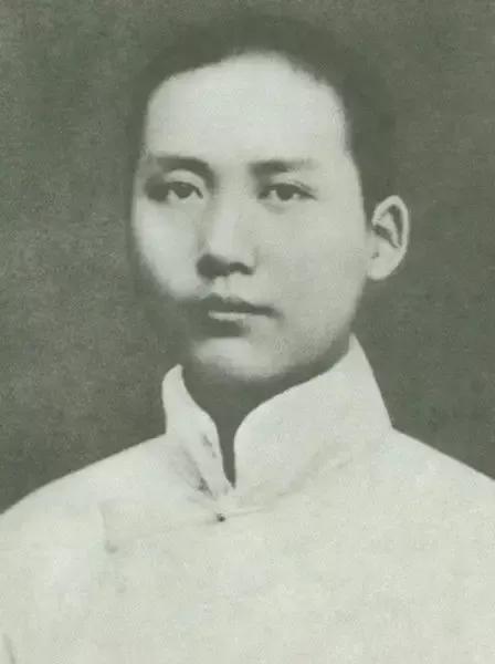 1910年，17歲的毛澤東出去求學，母親含淚說：我的兒子要幹大事的