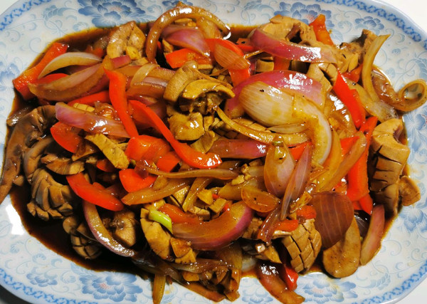 色香味俱全，米飯配爆炒腰花，下飯絕殺