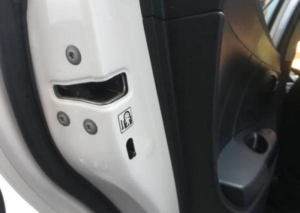 YARiS L 致炫後排車門開關失靈是怎麼回事? YARiS L 致炫後排車門開關失靈是怎麼回事?