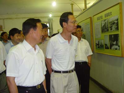 他19歲參軍入伍，37歲正師級，54歲任福建省委書記，61歲英年早逝