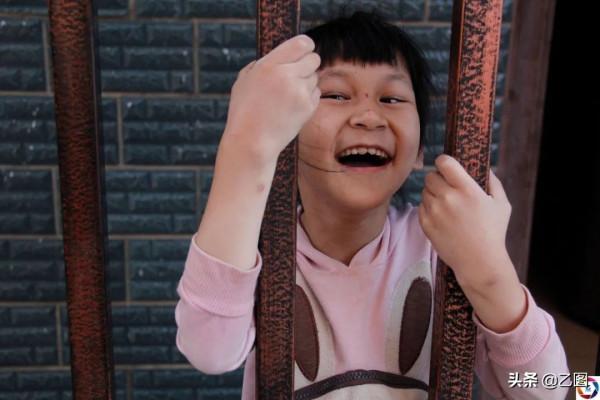女童患怪病每天對人笑，媽媽以為她是天使，看到診斷書後痛哭不已