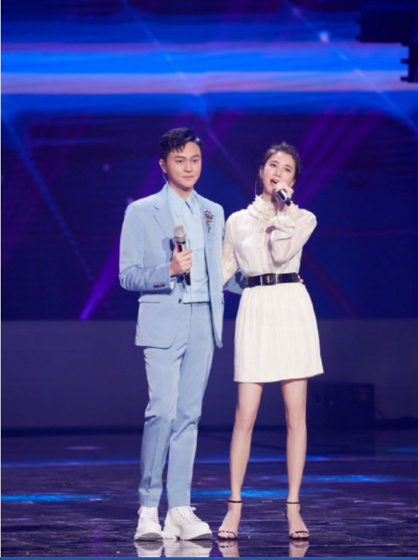 袁詠儀現身直播間,被美顏後臉小了一圈,張智霖本人來都要認半天 袁詠儀現身直播間,被美顏後臉小了一圈,張智霖本人來都要認半天