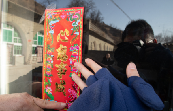 過年貼春聯別再用膠水！教你正確的做法，平整乾淨不留痕