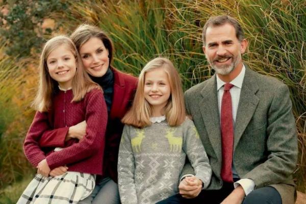 西班牙王室“最萌身高差”:王后踩恨天高仰望，國王摟不到小蠻腰