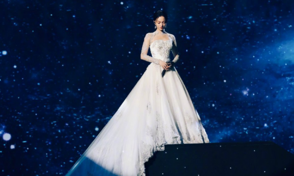 國慶晚會明星造型：劉嘉玲美豔開場，朱一龍寸頭獻唱，劉濤甜美