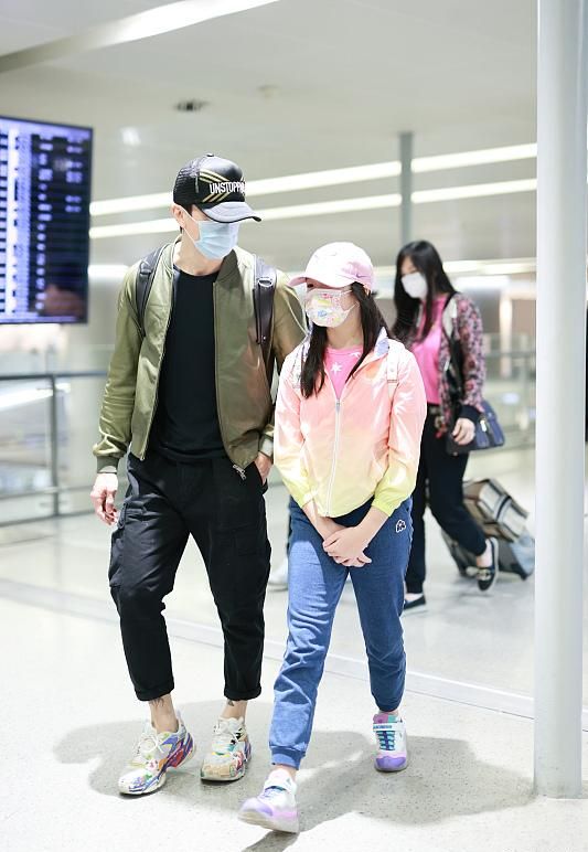 吳尊偶像包袱太重，一家亮相他打扮精緻凹造型，嬌妻卻獨自拎大包