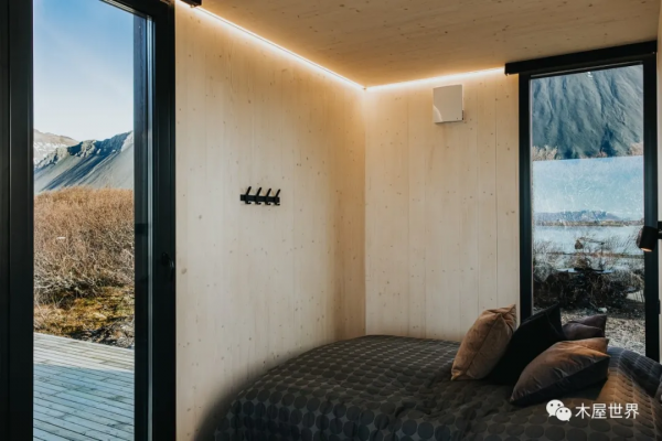 古老火山下的海邊，一夜之間建好的現代度假木屋