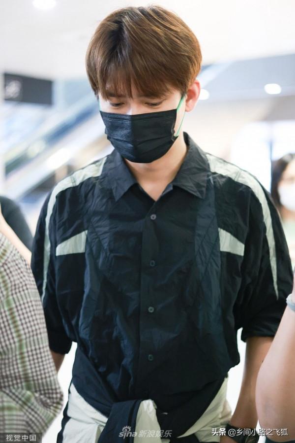 熊梓淇棕色順毛顯乖巧 外套繫腰黑白LOOK休閒時尚