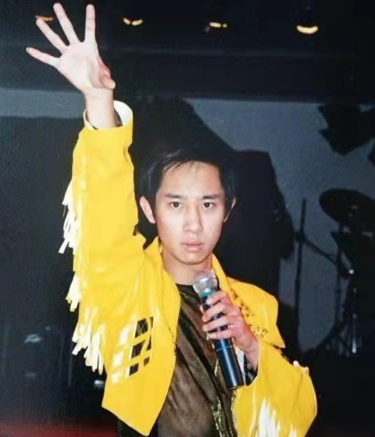 拜師馮鞏、為掙“快錢”拋棄賈玲，白凱南的故事遠比你想得更荒唐