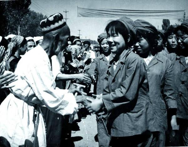 王震到新疆後,為何動員大量女青年到邊疆,發生了什麼事? 王震到新疆後,為何動員大量女青年到邊疆,發生了什麼事?