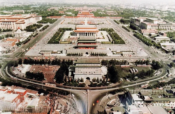 77年，毛主席紀念堂開門當天爆滿，中央緊急決定：每天只開4小時
