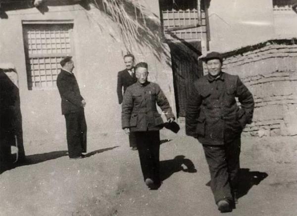 斯大林特使想在酒桌上灌醉毛澤東,反被主席35個辣椒“灌醉” 斯大林特使想在酒桌上灌醉毛澤東,反被主席35個辣椒“灌醉”