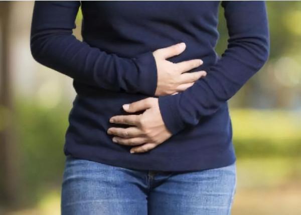 晨起後，嘴巴發苦發臭是什麼情況？醫生：可能和3個部位有關